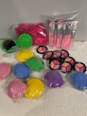 NEW Makeup Party Favors- Brush Set with Compacts, Brushes w/ Mirrors 🌺